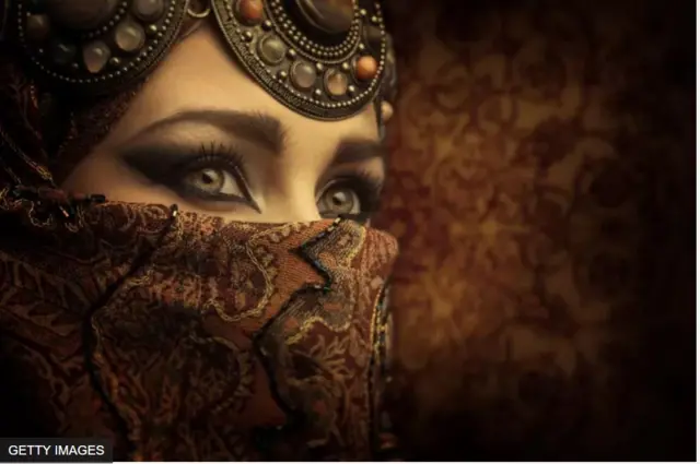 Picha ya mwanamke wa Kiarabu aliyejifunika uso (mfano)