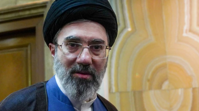 Mojtaba Jamenei, líder supremo de Irán, mira fijamente a la cámara