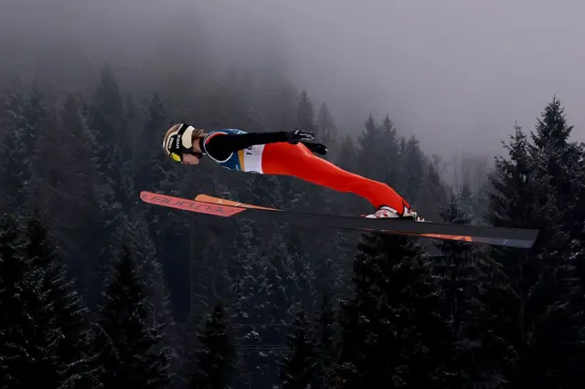 Финнский двоеборец Вилле Кархумаа во время прыжка 