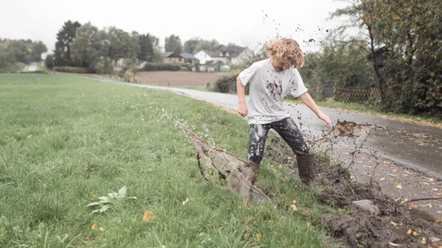 camurda oynayan çocuk 