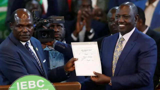 William Ruto (iburyo) afashe icyemezo cyuko ari we Perezida watowe wa Kenya, ari kumwe n'umukuru w'akanama k'amatora ka Kenya Wafula Chebukati, na we afashe kuri icyo cyemezo, barimo kukifotorezaho
