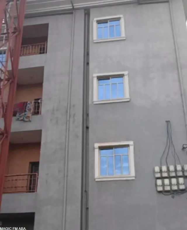 Ile alaja mẹta ti isẹlẹ naa ti waye eyi ti wọn kun ni awọ eeru