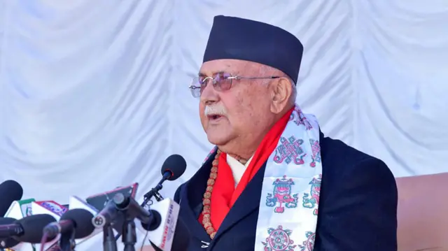 ललितपुरमा आयोजित एउटा कार्यक्रममा बोल्दै पूर्वप्रधानमन्त्री तथा एमालेका अध्यक्ष केपी शर्मा ओली । उनी झापाबाट उम्मेदवार बनेका छन्