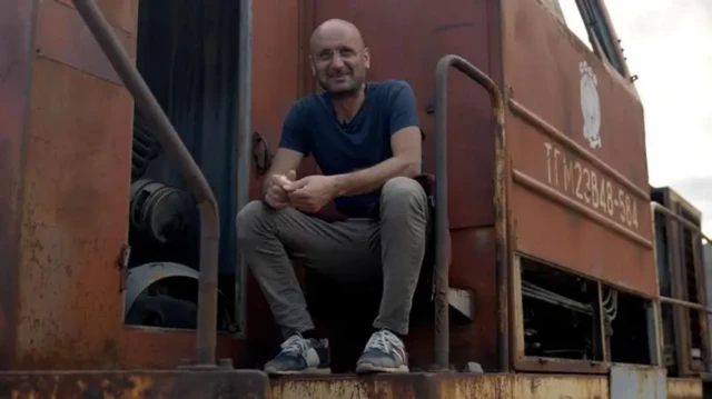 ماروت در واگنی زنگزده و از کار افتاده نشسته