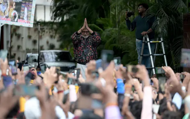 अपने बंगले जलसा के सामने जुटे प्रशंसकों का अभिवादन स्वीकार करते अमिताभ बच्चन.