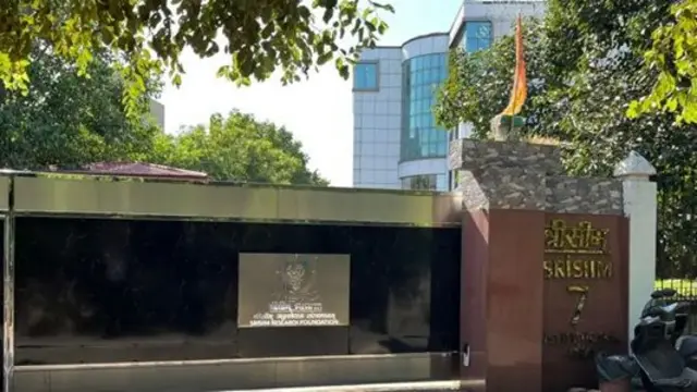 شاردا انسٹی ٹیوٹ آف انڈین مینجمنٹ کو شنکرا ودیا کیندر چلاتا ہے، جو سرینگری شاردا پیٹھ سے منسلک ہے