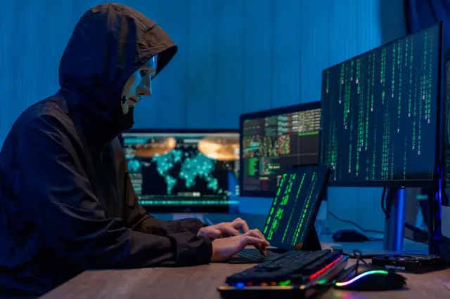 Un actor simulando ser pirata cibernético.
