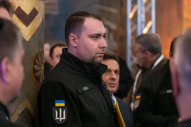 Кирило Буданов в профіль, навколо інші люди