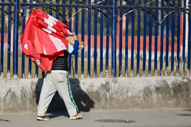 विशेष महाधिवेशनको तयारीका क्रममा झण्डा बोकेर हिँडेका एक व्यक्ति