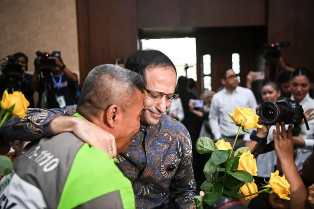 Terdakwa kasus dugaan korupsi pengadaan Chromebook dalam program digitalisasi pendidikan di Kemendikbudristek, Nadiem Anwar Makarim (kedua kiri) memeluk pengemudi Gojek sebelum mengikuti sidang pembacaan putusan di Pengadilan Tipikor, Jakarta, Selasa (30/06).