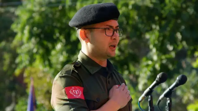 ဗိုလ်ချုပ်ထွန်းမြတ်နိုင် (ပုံဟောင်း)