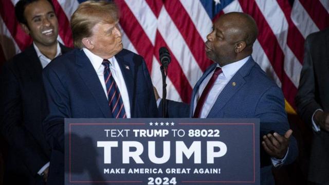 Donal Trump e Tim Scott durante eventocamarote galera bet allianz parquecampanha