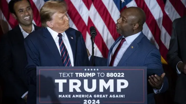 Donal Trump e Tim Scott durante eventomelhores jogos no pixbetcampanha