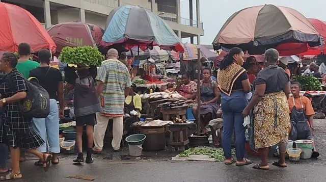 Ndị na-azụ ahịa na Rivas Steeti