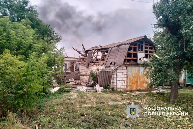 руїни білого цегляного будинку після обстрілів. знищений дах