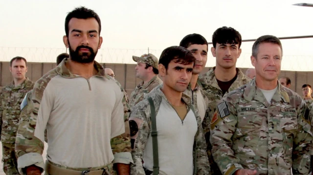 सफी इतर साथीदारांसोबत