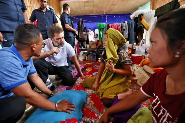 मणिपुर में हिंसा प्रभावित लोगों से मिलते राहुल गांधी