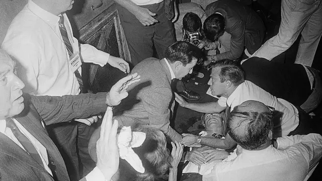 رابرت کندی پس از ترور در ۶ ژوئن ۱۹۶۸