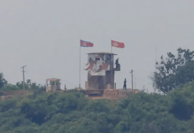 한국 파주에서 바라본 비무장지대(DMZ) 북한 지역 초소 모습