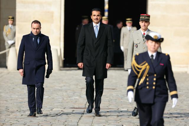 أمير دولة قطر الشيخ تميم بن حمد خلال وصوله إلى باريس في زيارة رسمية ( أرشيفية)