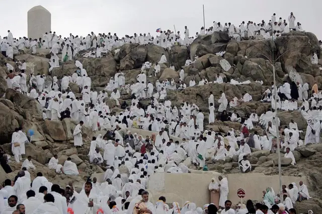 Des pèlerins musulmans se rendent sur le Mont de la Miséricorde, dans la plaine d'Arafat, aux abords de La Mecque, la ville sainte d'Arabie saoudite, pour y prier