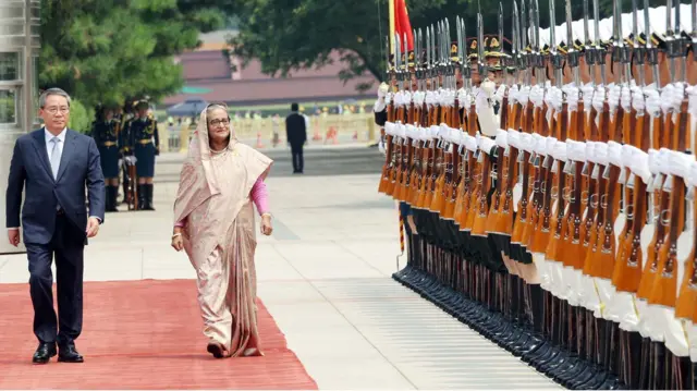 প্রধানমন্ত্রী শেখ হাসিনা ও চীনের প্রধানমন্ত্রী লি কিয়াং কুচকাওয়াজ পরিদর্শন করছেন