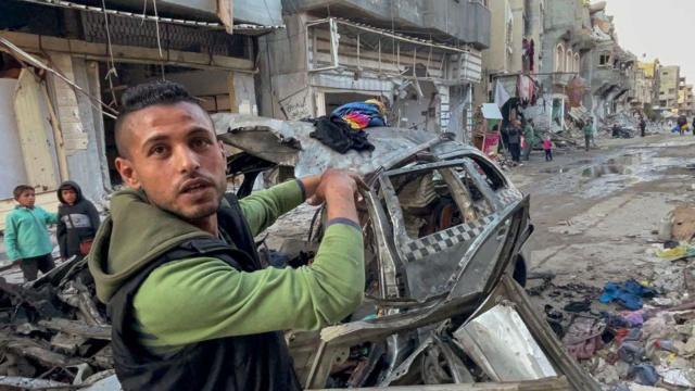 Un palestino gesticula junto a los restos del auto en que se cree que viajaban los hermanos Haniya. 