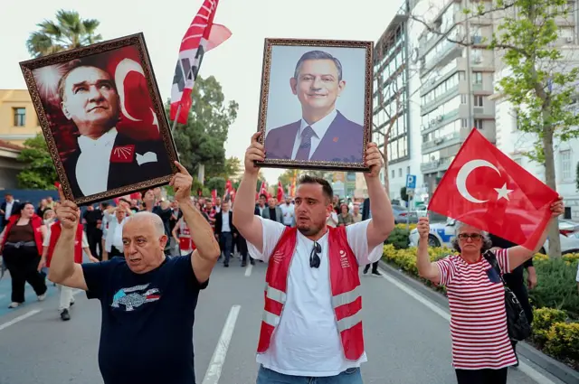 Özgür Özel destekçileri mutlak butlan kararını protesto ediyor