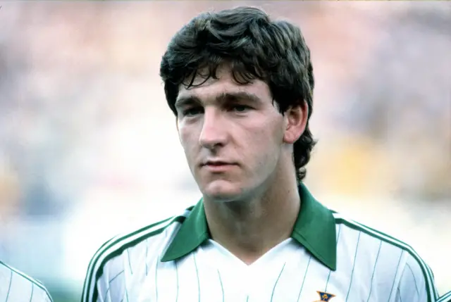 اللاعب نورمان وايتسايد من أيرلندا الشمالية قبل المباراة ضد يوغوسلافيا في مونديال 1982التي أصبح فيها أصغر لاعب على الإطلاق في بطولة كأس العالم