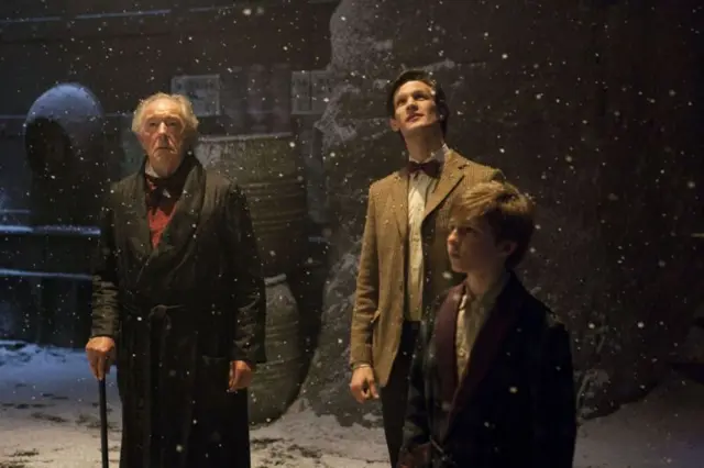 Michael Gambon como Kazranjogos de aposta que da dinheiroDoctor Who, junto com Matt Smith e Laurence Belcher.