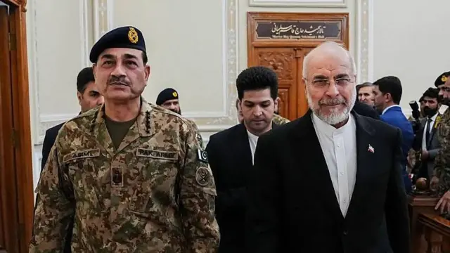 ईरानी संसद के स्पीकर मोहम्मद बग़र ग़ालिबाफ़ (दाएं) पाकिस्तानी के सेना प्रमुख फ़ील्ड मार्शल आसिम मुनीर के साथ तेहरान में एक मीटिंंग के दौरान (तस्वीर: 16 अप्रैल 2026)