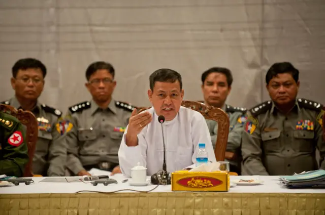 ၂၀၁၃ ခုနှစ်က သမ္မတဦးသိန်းစိန်အစိုးရအဖွဲ့မှာ ပြန်ကြားရေးဝန်ကြီးအဖြစ်ရော သမ္မတပြောရေးဆိုခွင့်ရှိသူအဖြစ် တာဝန်ထမ်းဆောင်နေတဲ့ ဦးရဲထွဋ်