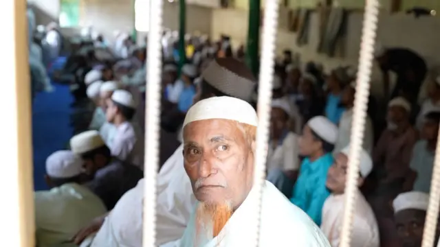 निर्वासितांच्या छावण्यांमधील मशीद