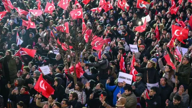 İBB merkezinin bulunduğu Saraçhane'de toplanan göstericiler
