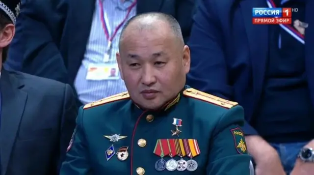 мужчина в военной форме с многочисленными наградами 