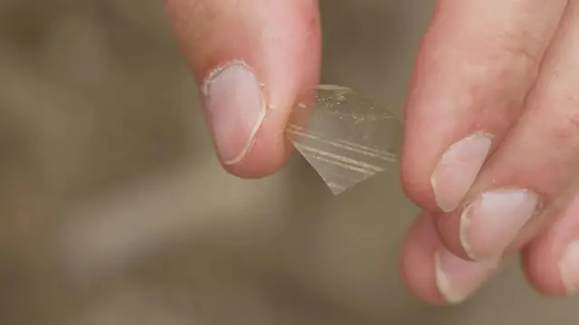 Vipande vya kioo vilivyoagizwa nje vimepatikana karibu na makaburi