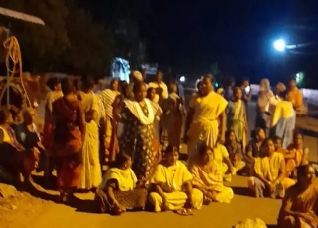 போராடும் மக்கள்