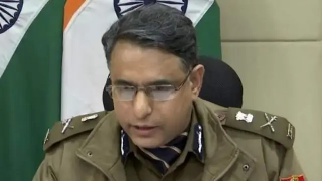 ঘটনাটি সম্পর্কে সাংবাদিকদের ব্রিফ করছেন দিল্লি পুলিশের এসপি হুডা