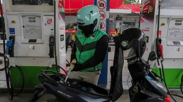Pengemudi ojek daring mengisi bahan bakar minyak (BBM) subsidi jenis pertalite di salah satu SPBU di Kota Serang, Banten, Jumat (29/11/2024). 