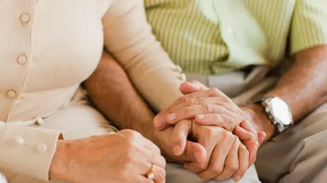 चित्रपट पाहणाऱ्या प्रेक्षकांना तो सीन देखील अस्वस्थ करतो, ज्यात ऋचाला मासिक पाळी आल्यावर तिचा पती तिला किचनमध्ये येण्यापासून रोखतो
