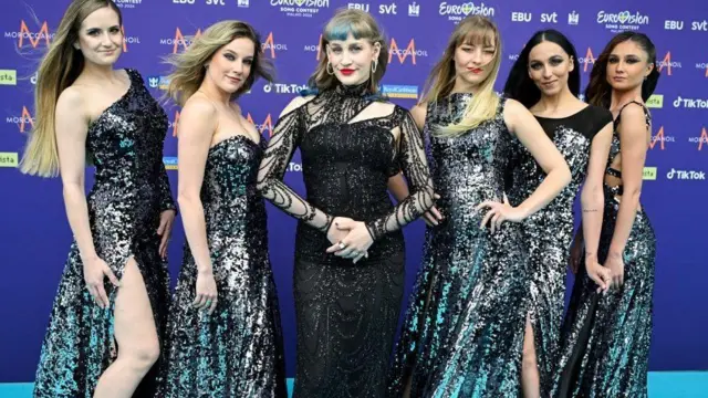 آیکوی (فرد وسطی) به نماینده جمهوری چک حضور دارد