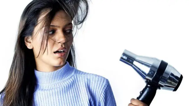 চুল প্রাকৃতিক বাতাসে শুকোনোর চেষ্টা করুন।