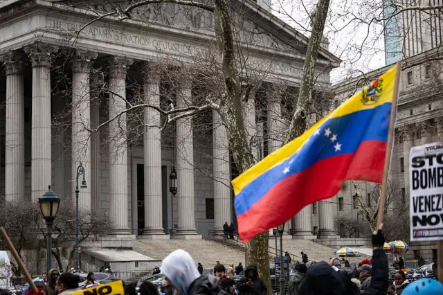 Manifestantes frente al tribunal