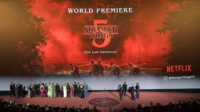 Todo el plantel de Strager Things en el cine donde se estrenó la quinta temporada.