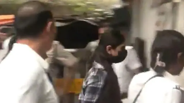 શર્મિષ્ઠા પનોલી, નબી વિરુદ્ધ ટિપ્પણી, પશ્ચિમ બંગાળ પોલીસ કાર્યવાહી, ગુરુગ્રામમાંથી ધરપકડ, બીબીસી ગુજરાતી સમાચાર