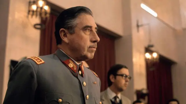 Le général Augusto Pinochet, chef de la junte militaire au pouvoir au Chili et vêtu d'un uniforme militaire, tient une conférence de presse au War College de Santiago en septembre 1973. 