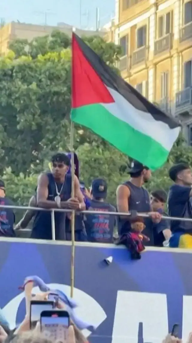 یامال با پرچم فلسطین در جشن قهرمانی بارسلونا در لالیگا