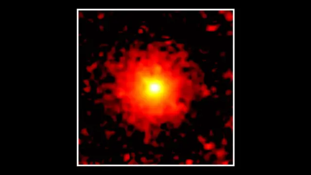 ستاره‌دنباله‌دار اطلس ۳‌آی با هسته‌ای درخشان به رنگ سفید/زرد دیده می‌شود که با رنگ قرمز احاطه شده است
