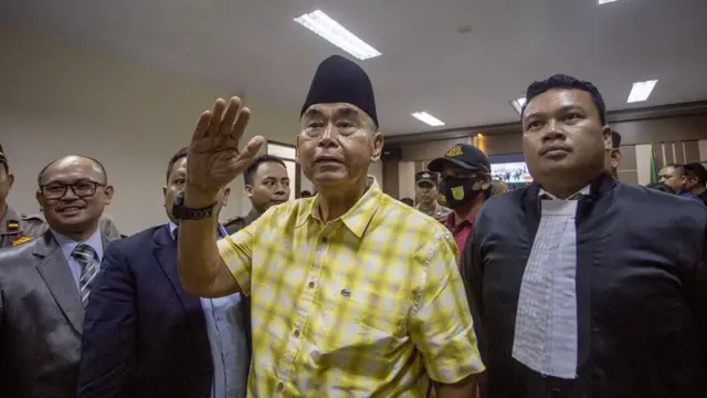 Panji Gumilang (tengah) usai sidang vonis kasus penodaan agama di Pengadilan Negeri Indramayu, Jawa Barat, Rabu (20/3/2024).