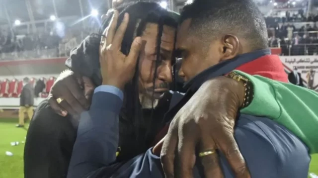 ਕਤਰ 2022 ਲਈ ਥਾਂ ਪੱਕੀ ਹੋਣ ਤੋਂ ਬਾਅਦ ਆਪਣੇ ਦੋਸਤ ਸੈਮੁਅਲ ਈਟਿਓ ਨਾਲ ਗਲ਼ੇ ਮਿਲਦੇ ਸਾਂਗ